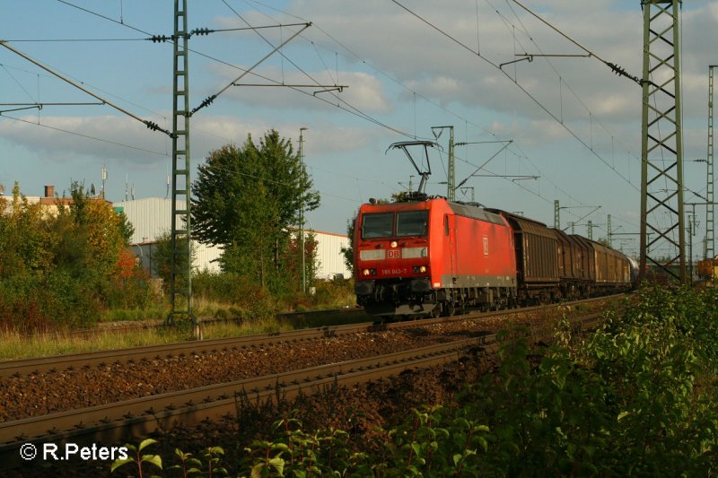 185 043-7 zieht ein Gemischten Gterzug durch Obertraubling. 13.09.07