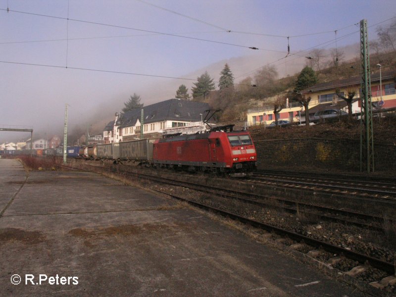 185 134-4 durchfhrt Lorch am Rhein mit ein Wechselpritschenzug. 12.02.08