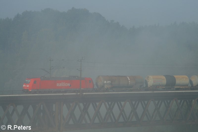 185 176-5 berquert die Brcke bei Beratzhausen mit ein gemischten Gterzug. 21.09.07