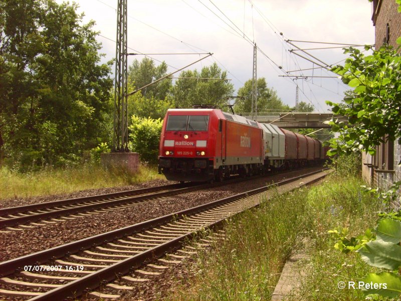 185 225-0 zieht auf den sdlichen BAR ein Stahlzug. 07.07.07