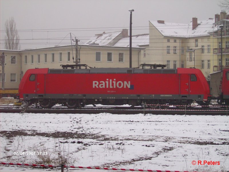 185 228-4 steht im verschneiten Frankfurt/Oder. 08.02.07