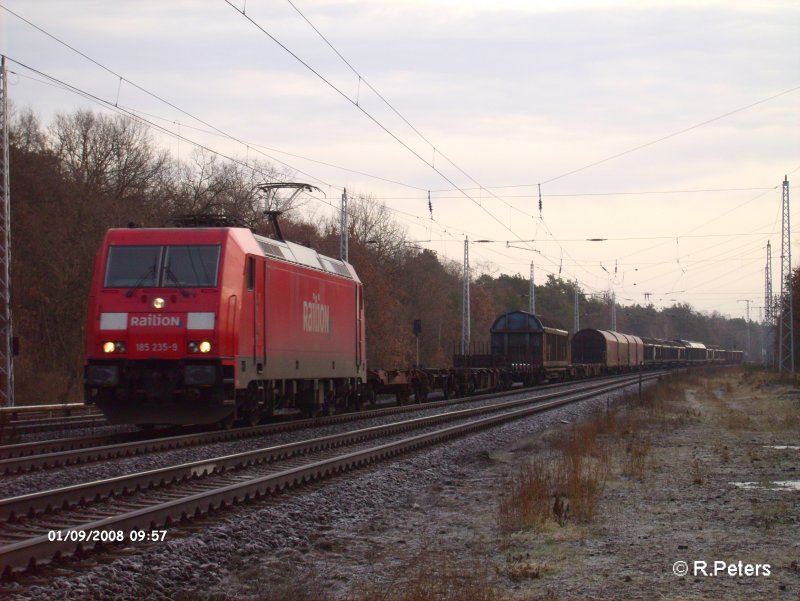 185 235-9 durchfhrt Berlin-Friedrichshain mit ein gemischten Gterzug. 09.01.08