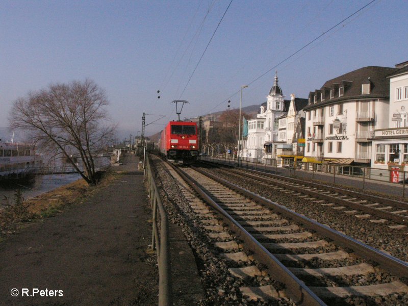 185 313-4 durchfhrt Rdesheim an dem Rhein mit ein Wechselpritschenzug. 13.02.08