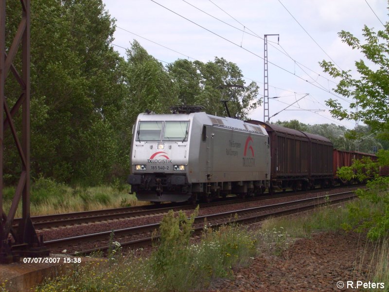 185 540-2 zieht auf den Sdlichen Berliner Aussenring (BAR) bei Ahrensdorf ein Gedeckten Gterzug. 07.07.07