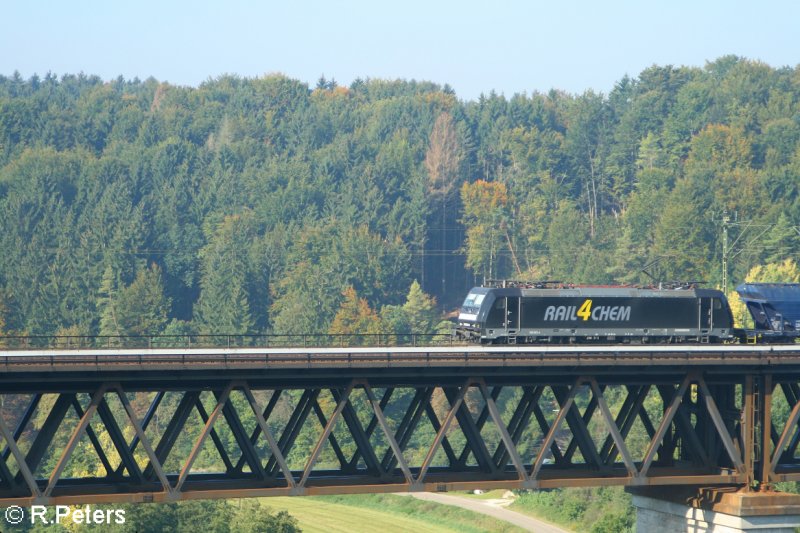 185 563-4 berquert die Brcke bei Beratzhausen mit einem Getreidezug. 21.09.07