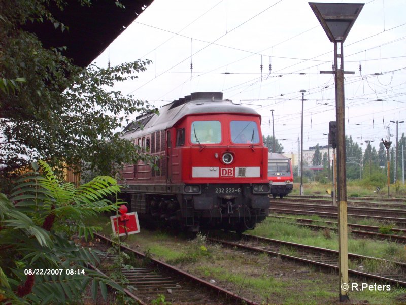 232 223-8 steht in Eisenhttenstadt mit ein Bauzug. 22.08.07