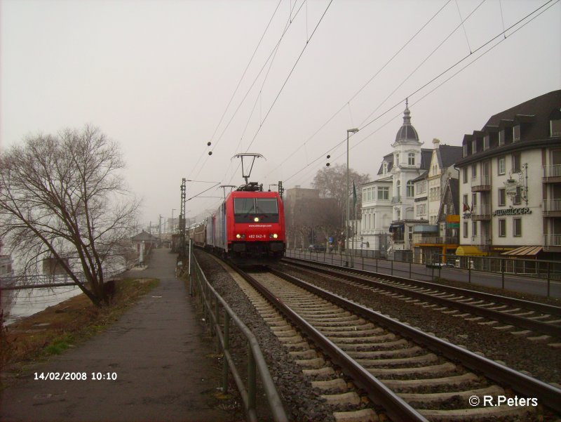 482 042-9 und eine Schwester Maschine durchfahren Rdesheim an dem Rhein mit ein Autotransportzug. 14.02.08