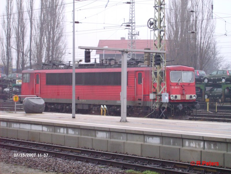 Da versucht sich 155 200-9 hinter 2 Masten in Frankfurt/Oder zu verstecken. 15.02.07