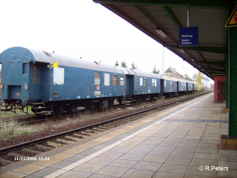 Der Bauzug fr die Gleiserneuerung zwischen Wellmitz und Guben, abgestellt in Eisenhttenstadt.11.11.06