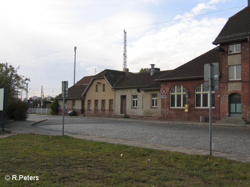 Der linke kleine Anbau am alten Bahnhof von der Strasse aus.