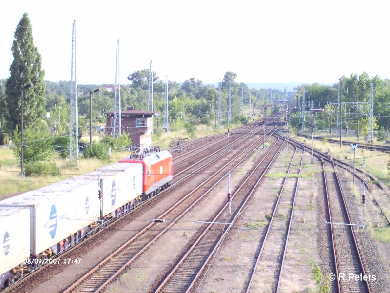 Eine 156 der MEG durchfhrt Eisenhttenstadt mit ein Containerzug.11.08.07