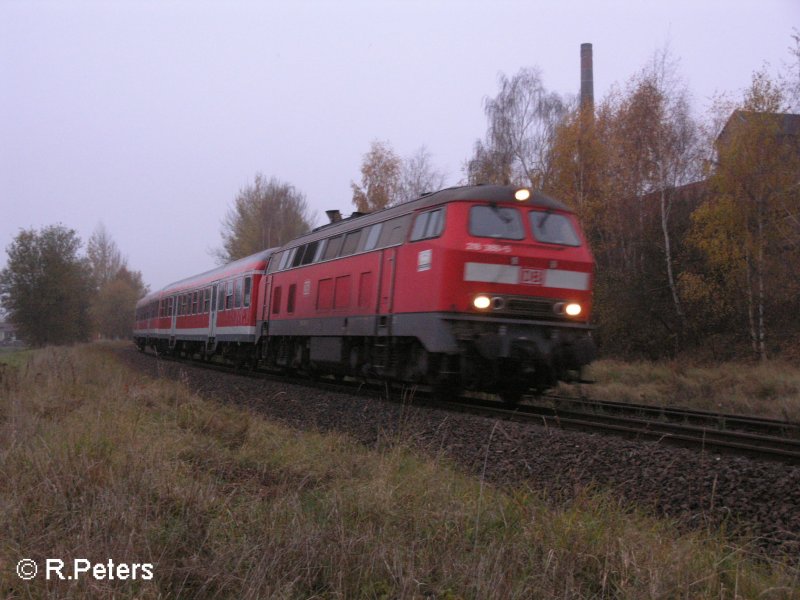 Eine 218er fhrt mit ein RE Hof in Wiesau/Oberpfalz ein. 02.11.07