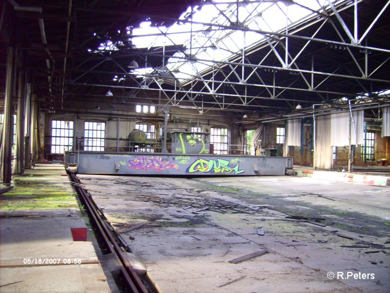 Eine Schiebebhne im inneren der Halle