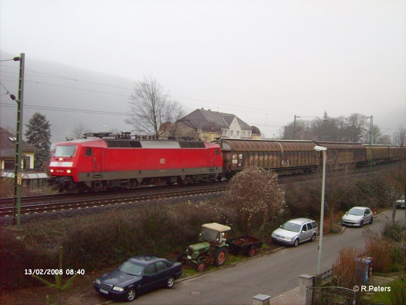 Eine unbekannte 120 fhrt mit ein Gterzug in Assmannshausen ein. 13.02.08