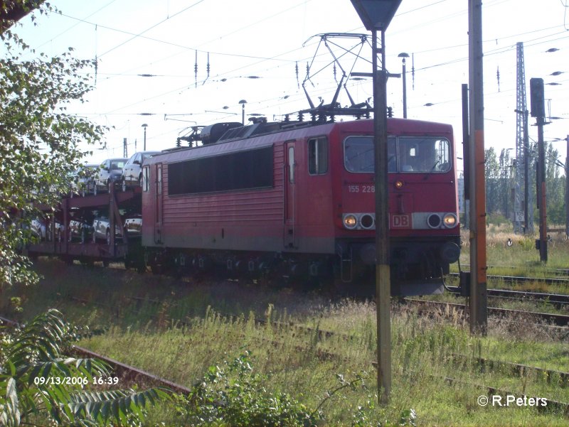 Leider mit Mast im Bild wurde 155 228-0 mit ihren Autotransportzug in Eisenhttenstadt abgelichtet. 13.09.06