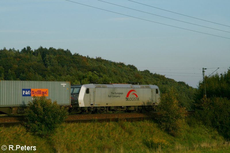 Nachschuss von 185 538 mit ihrem Containerzug bei Lohhof. 21.09.07