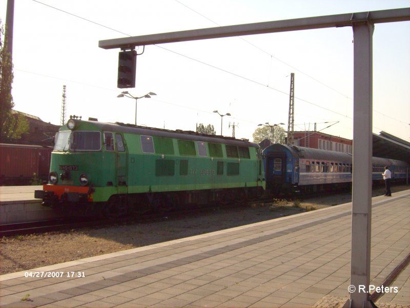 SU45 073 beim ankuppen an D449 Moskau in Frankfurt/Oder. 27.04.07