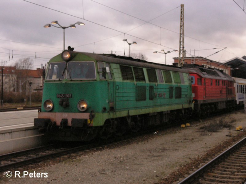 SU45 202 hat sich vor 234 468 gespannt und verlsst Frankfurt/Oder mit dem EC nach Warschau. 07.02.08