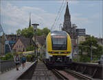 1462 003 muss einen havarierten Schwarzwaldbahnzug aushelfen. Hier fhrt der Desiro ber die Rheinbrcke Konstanz. Juli 2025.