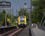 1462 003 muss einen havarierten Schwarzwaldbahnzug aushelfen. Hier fhrt der Desiro ber die Rheinbrcke Konstanz. Juli 2025.