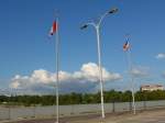 (152'842) - Die Falggen von Kanada und Amerika auf der Rainbow Brcke am 15.