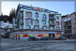 Versehentlich in Arosa, des Wetters wegen. 

Das Haus mit Denner hat eine auff�llige Fassade bekommen. Arosa, Januar 2026.