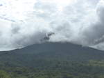 (211'160) - Der Arenal-Vulkan (im Nebel) am 14.