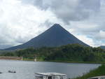 (211'284) - Der Vulkan Arenal mit Arenalsee am 14.