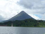 (211'291) - Der Vulkan Arenal mit Arenalsee am 14.