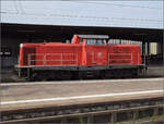 212 034 der DB Fahrwegdienste GmbH ohne VKM-K�rzel in Karlsruhe. Erstaunlicherweise hat die Lok eine Schweizzulassung. Ob sich dies nur auf die Hochrheinbahn bezieht, entzieht sich meiner Kenntnis. Mai 2024.