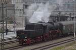 Weihnachtsmarktdampffahrt.

52 7596 rangiert ihren Zug in Konstanz auf die Gterzuggleise. Dezember 2023.