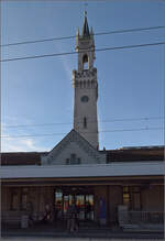 Mein erstes Konstanzer Date mit einer Blondine.

Interessant, was sich in den Eingangstüren des Empfangsgebäudes spiegelt. November 2025.