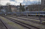 Re 4/4 11172 mit einem Ersatzzug nach Zürich. Man beachte den stilreinen Wagenpark aus EW I. Doch bei genauer Betrachtung ist beim letzten Wagen der Boden niedriger. Eine Erklärung im nächsten Bild.März 2017.