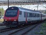 Bt 50 85 28-94 927-6 CH-SBB als f�hrendes Fahrzeug knittert den Interregio in den Bahnhof Konstanz rein.