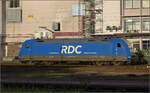 101 027 von RDC darf erst einmal niederen Rangierdienst machen und den Autozug zusammenstellen, bevor es auf die Strecke geht.