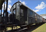 Bayrisches Eisenbahnmuseum, Dampffest 2025.

Diese Donnerbüchse hat geschlossene Plattformen beim Einstieg und gehört zur Gattung Bi-29 und ist ein Ganzstahl-Austauschwagen (alle Teile vereinheitlicht und herstellerunabhängig austauschbar). Der Wagen wurde 1930 von Fuchs geliefert und bekam nur kurz später die Nummer 28 684 Karlsruhe. Er war bis 1964 bei der DB in Betrieb. Nördlingen, Juni 2025.