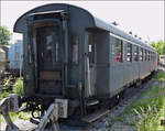 Bayrisches Eisenbahnmuseum, Dampffest 2025.

Dieser Wagen der Bauart Karwendel ist ein Splittergattung, die der Notwendigkeit leichter kompfortabler Wagen für den Tourismus in die Alpen Richtung Wetterstein und Karwendel. Mit der Bauart Bay-29 hatte das aus Gewichtsgründen nicht ganz geklappt, so dass diese Wagen nicht nach Insbruck, sondern nach Berchtesgaden eingesetzt wurden. Erst der leichtere Nachfolger wurde von den Österreichischen Bahnen nach Innsbruck akzeptiert. Die Wagen wurden von DB später nur im Eilzugdienst eingesetzt. Dieser Wagen hat die Nummer 25 001 Mü. Nördlingen, Juni 2025.