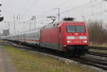 101 047-9 mit dem stark überbesetzten IC 2212 von Koblenz nach Ostseebad Binz bei der Einfahrt im Rostocker Hbf.30.11.2018