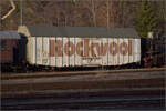 Der Spezialwagen für den Transport von Steinwolle Hbbks der Rockwool ist derzeit nicht zugestellt und in Rottweil vom Bahnsteig aus gut zu sehen. November 2025.