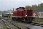 Die Steilstreckendiesellok 213 335 der NeSA hatte am Dampffest die Aufgabe, den G�sten eine sch�ne Zeit im F�hrerstand bei einer Fahrt durch den Bahnhof zu bereiten. Rottweil, Oktober 2026.
