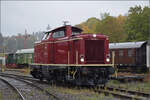 Die Steilstreckendiesellok 213 335 der NeSA hatte am Dampffest die Aufgabe, den G�sten eine sch�ne Zeit im F�hrerstand bei einer Fahrt durch den Bahnhof zu bereiten. Rottweil, Oktober 2026.
