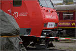 Ein verdecktes Wehwehchen hatte 145 046 auch, wie man unter den roten Klebestreifen sehen kann. Die Lok wurde beim Dampffest Rottweil auf den Namen Landkreis Rottweil getauft. Oktober 2026.