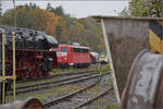 Dahinten steht doch noch ein altbekanntes Gesicht der G�ubahn. 140 797 repr�stentiert die wichtigeste Baureihe im Neckartal seit der Elektrifizierung. Rottweil, Oktober 2026.