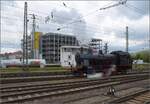 Schweizer Dampflok rangiert auf deutschen Gleisen.