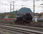 Schweizer Dampflok rangiert auf deutschen Gleisen.