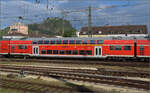 Dosto D-DB 50 80 26-81 287-7 DBpza der Schwarzwaldbahn mit gelungenem Photobombing hinter 146 235 in Singen.