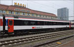 Frisch modernisierter RIC-Wagen 2. Klasse Bpm 61 85 20-90 327-8 CH-SBB ohne Auslandszulassungen in Singen. November 2024.