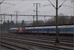 Narrenzug.

218 256 setzt trotz Steuerwagen auf die andere Seite des Zuges um. Singen, Februar 2025.