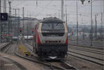 Narrenzug.

218 256 setzt trotz Steuerwagen auf die andere Seite des Zuges um. Singen, Februar 2025.