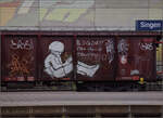 Ein offener Güterwagen in Singen mit dem bemerkenswerten Graffito 'Il Soldato che legge Tolstoj'.